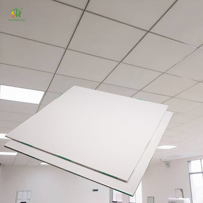 Harga yang pantas Papan Langit-Langit Gipsum PVC Tahan Api 595x595mm 600x600mm 603x603mm Panel Langit-Langit Palsu Tahan Air untuk Dekorasi Interior Hotel on line